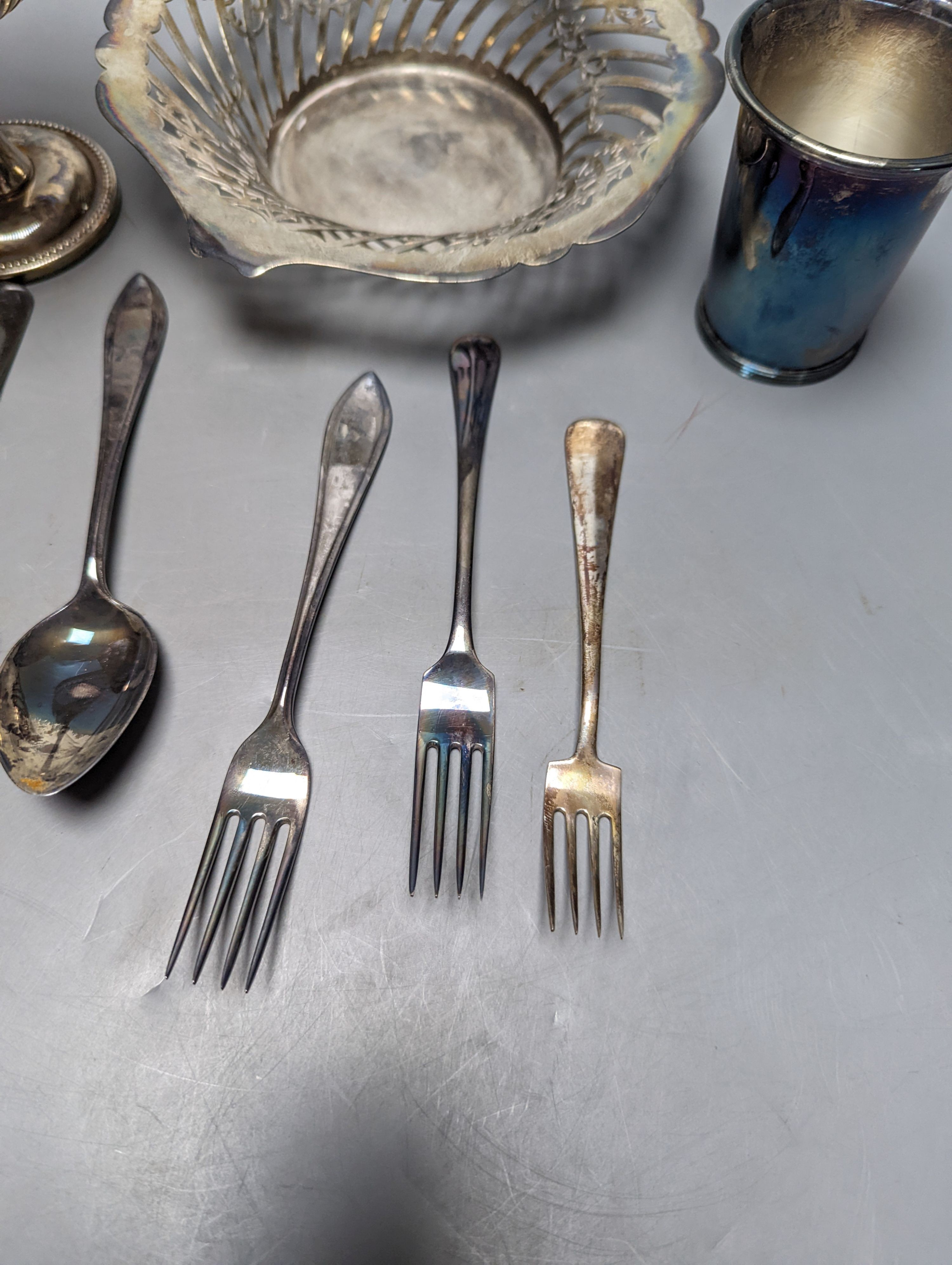 A George V pierced silver bowl, 18.1cm a Dutch white metal beaker and six items of Dutch white metal flatware, 12.5oz and a plated pedestal dish.